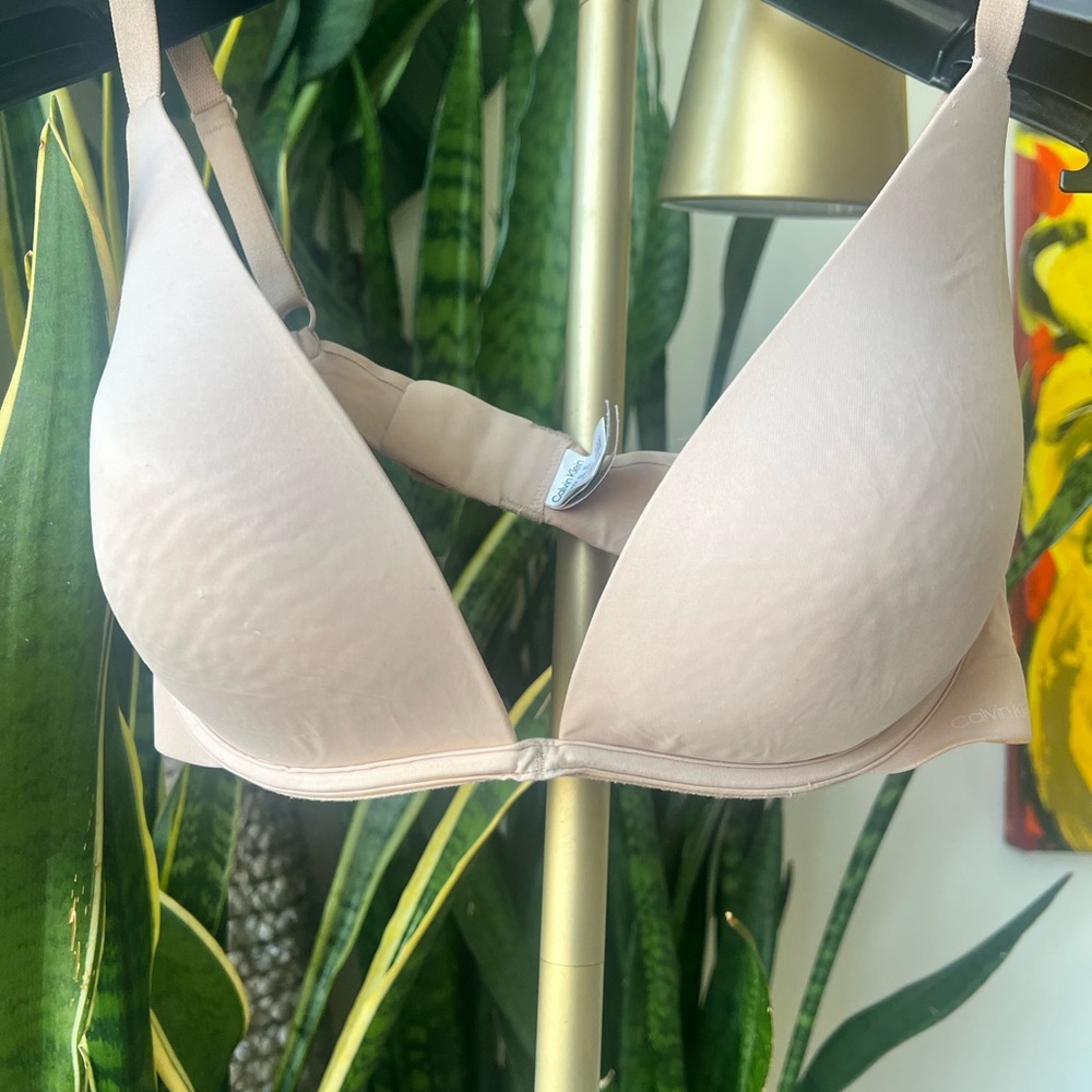 Calvin Klein Light Beige Smooth, plunge neckline, underwire T-Shirt Bra